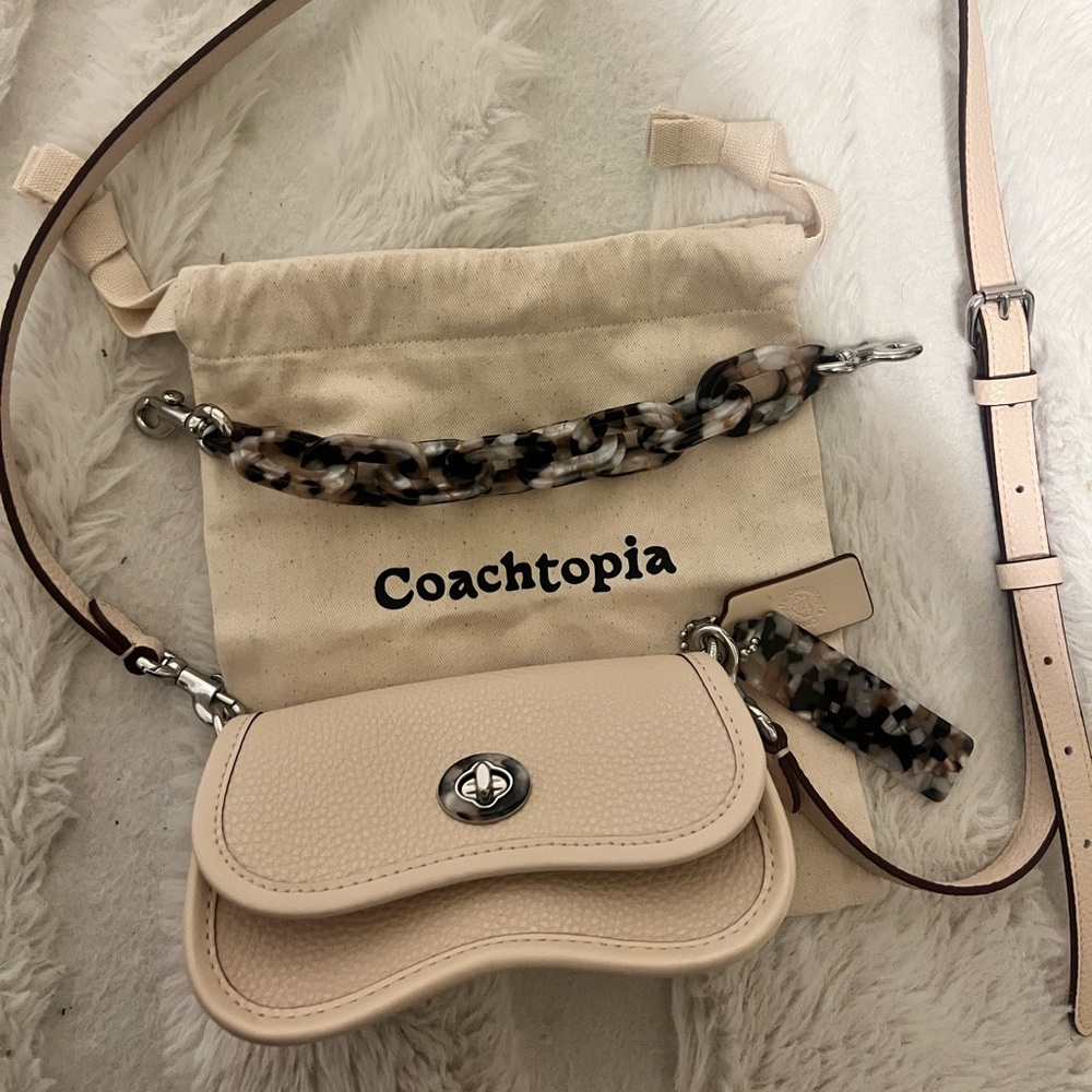 Coach Mini Wavy Dinky Bag In Coachtopia Leather - Cloud